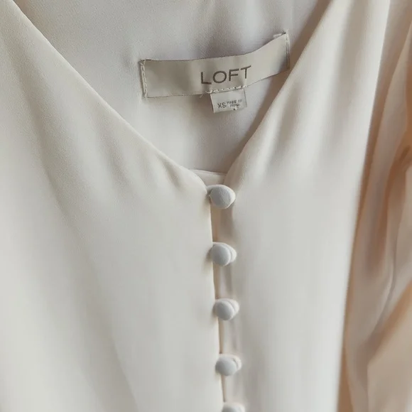 LOFT, Closed, Officewear, Workwear, thin straps, V-neckline, button closure Top - Picture 3 of 10
